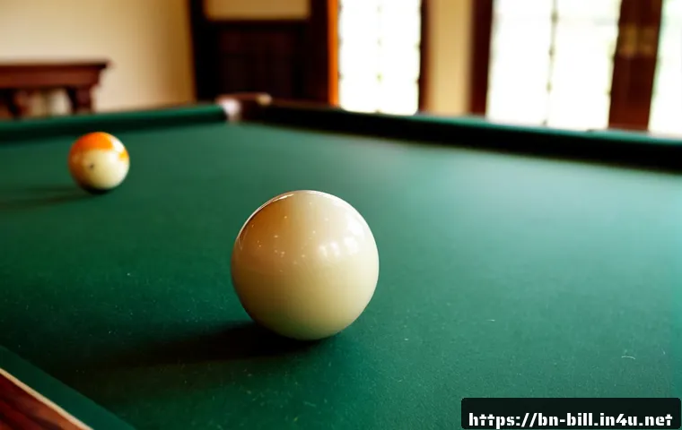 당구 공 소리 차이 - Photorealistic close-up of two billiard balls colliding on a pristine green felt table, one ivory-co...